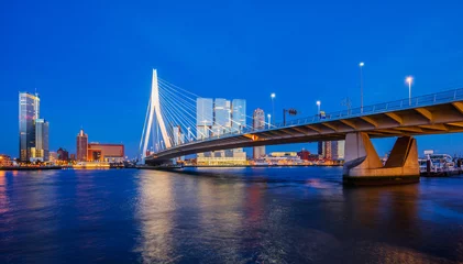 Papier Peint photo Pont Érasme Pont Erasmus au crépuscule, Rotterdam, Pays-Bas