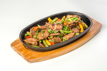  Rosted meat with vegetables on pan