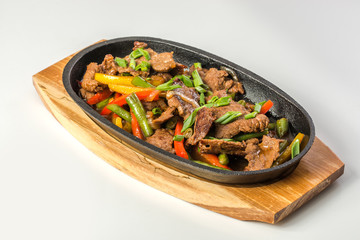  Rosted meat with vegetables on pan