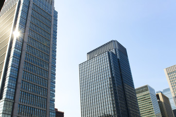 Businessgebäude und Sonnenstrahl (Tokyo, Japan)