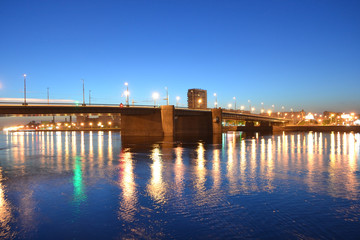Fototapeta na wymiar Volodarsky Bridge at night
