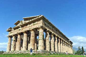 Fototapeta na wymiar Świątynie w Paestum