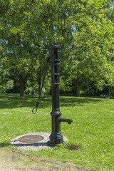 Brunnen mit Handpumpe 009558