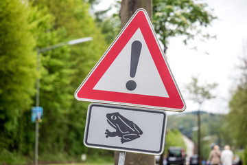 Naklejka premium danger toad migration sign