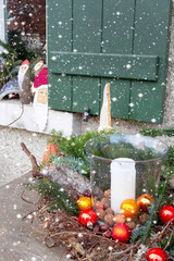 Rustikal dekorierter Eingangsbereich für die Weihnachtszeit - N