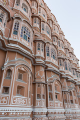 Fototapeta na wymiar Fasada główna Hawa Mahal w Jaipur, Indie