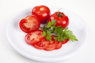 Teller mit Tomaten und Petersilie