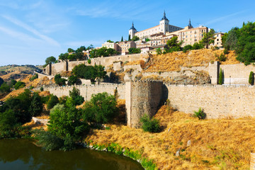 Fototapeta na wymiar Day view of Toledo from river