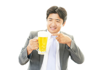 ビールを飲む笑顔のサラリーマン