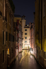 Obraz premium Narrow canal in Venice at night