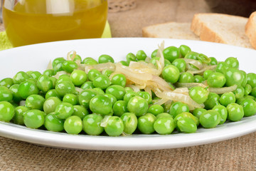 piatto di piselli con cipolla