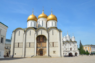 Fototapeta na wymiar Успенский собор на Соборной площади в Московском кремле