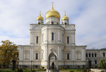Fototapeta na wymiar Воскресенский собор Новодевичьего монастыря в Санкт-Петербурге