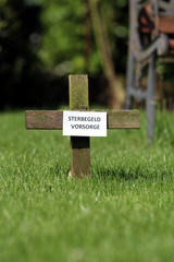 Kreuz, Bank und Schild 