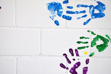 Bunte Kinderhände