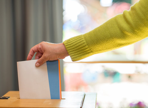 Stimmzettel in Wahlurne