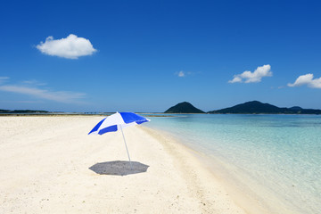 美しい沖縄のビーチと夏空