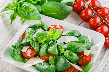 Obraz na płótnie Canvas salad with basil and cherry tomatoes