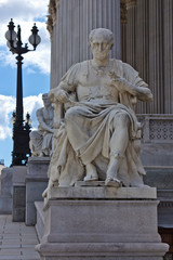 Fototapeta na wymiar Julius Cäsar - Figur vor Wiener Parlament