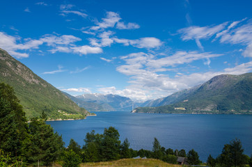 Landschaft mit Fjord in Norwegen