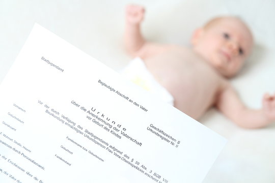 Vaterschaftsanerkennung Urkunde mit Baby