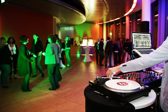 Plattenspieler,Disjockey,DJ,Tanzfl&auml;che