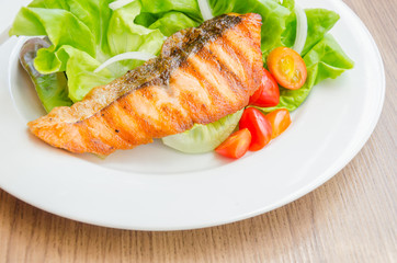 Grill salmon salad