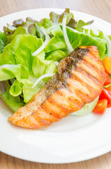 Grill salmon salad