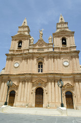 Fototapeta na wymiar Widok na kościół parafialny - Mellieha, Malta