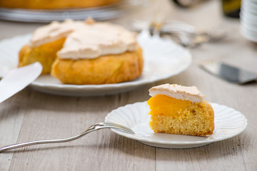 Fetta di crostata casalinga al limone meringata