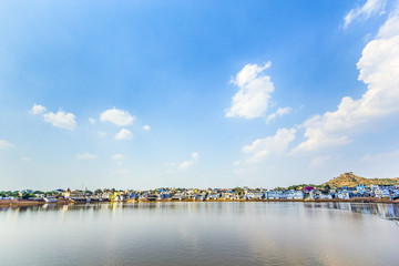 Obraz premium View of the holy sacred place for Hindus town Pushkar, India.
