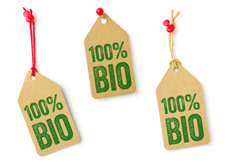 Drei Anhänger mit dem Aufdruck 100 Prozent Bio