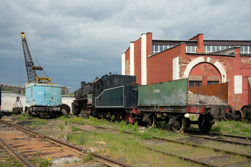 Obraz premium TE-3162 steam locomotive with open wagon and crane at depot