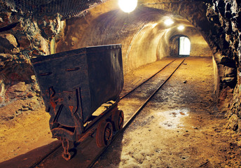 Obraz premium Kopalnia złota tunel metra