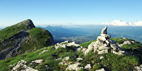 Panoramique - Cairn dans le vercors devant la ville de Grenoble - 65387907