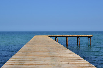 Obraz premium Most z drewna z panoramą na morze