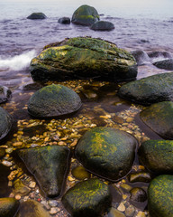 Grüne Felsen an der Küste Rügens