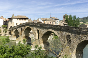 Fototapeta na wymiar Puente la Reina Most nad rzeką Arga