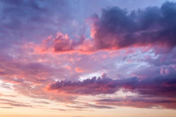 Lucht met prachtige wolken bij zonsondergang © rasica