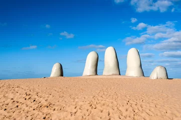 Fotobehang The Hand Sculpture, City of Punta del Este, Uruguay © Kseniya Ragozina