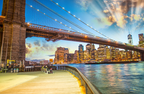 Fototapeta Brooklyn Bridge Park, New York. Stunning Manhattan skyline light