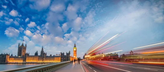 Afwasbaar Fotobehang Londen Londen. Autolichtsporen op een zomeravond in Westminster Brid