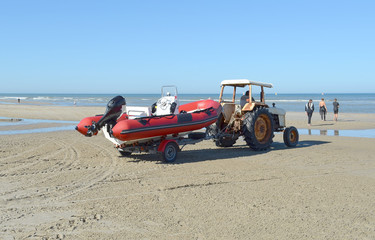 installation  du bateau de sauvetage sur la plage de  Hardelot