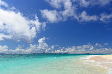 美しい沖縄のビーチと夏空