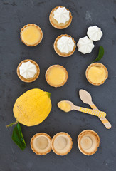 Kleine gefuellte Kuechlein mit Lemon Curd