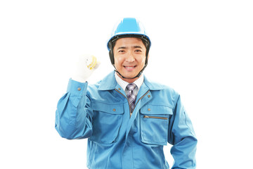 ガッツポーズの作業員
