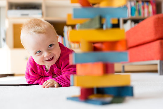 Baby spielt
