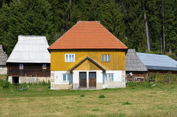 Fototapeta na wymiar Drewniany dom w Kamena Gora, Serbia