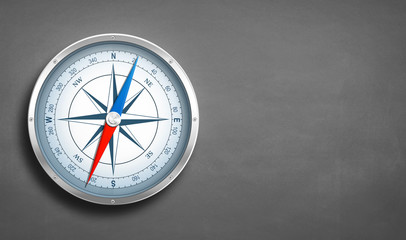 Kompass mit grauem Hintergrund
