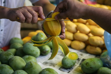 Geschälte Mango anbieten auf Markt